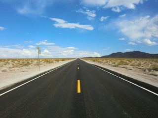 Naklejka premium Endless straight desert road