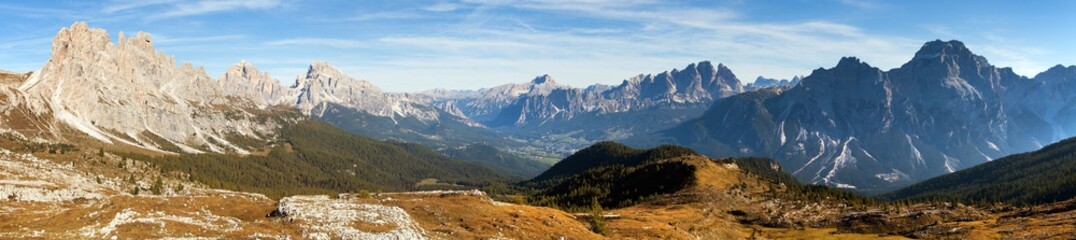 Fototapeta na wymiar Panoramic view of dolomiti around Cortina d Ampezzo
