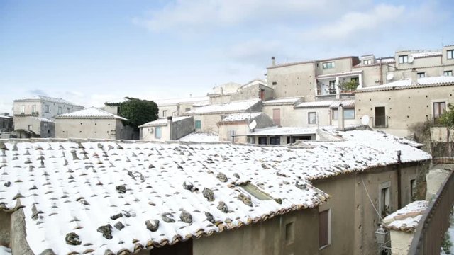 Tetti di un piccolo paese in montagna, Gerace, ricoperti dalla neve.