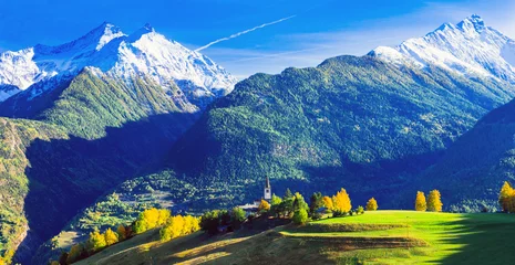 Photo sur Plexiglas Mont Blanc Impressive Italian Alps in Valle d'Aosta with small villages. Northen Italy