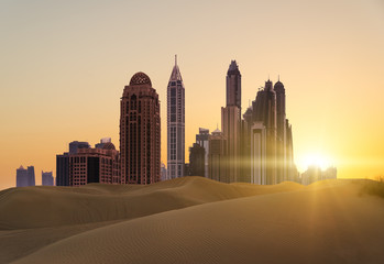 Obraz premium Zachód słońca nad nowoczesnym miastem