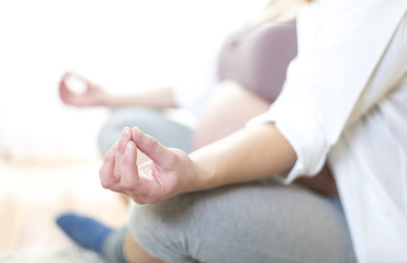Schwangere Frau sitzend praktiziert Yoga
