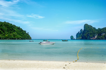 Obraz premium Breathtaking view on the bay with the boat in the middle. Phi phi island, Thailand