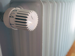 Heizung: Rippenheizkörper mit Thermostat