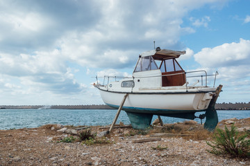 Obraz premium Small Boat Standing On The Ground