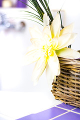 Dekorative Blume an Badewanne