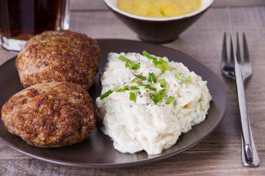 Frikadellen mit Kartoffelsalat und Senf