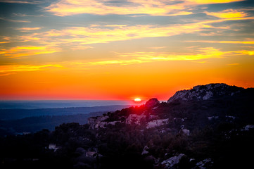Obraz premium Coucher de soleil depuis le village des Baux-de-Provence