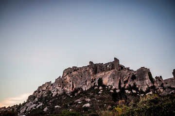 Le château des baux-de-Provence au coucher du soleil