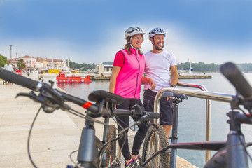 Pärchen mit dem E-Bike im Urlaub im Süden