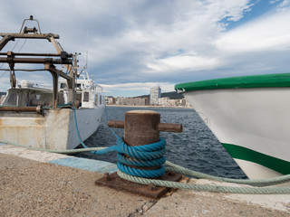 Przycumowane statki w porcie, Palamós, Costa Brava, Hiszpania - obrazy, fototapety, plakaty