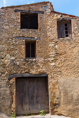 Fototapeta na wymiar old abandoned house in the Provence