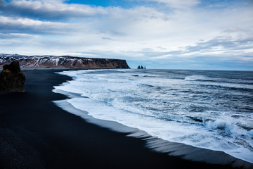 Islandia Vik wybrzeże w zimie z czarnego wulkanu piaska plażą i brzeg - 132770342