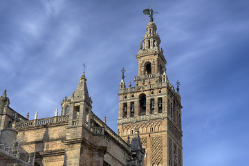 Fototapeta na wymiar cuerpo superior de la hermosa torre islámica llamada la Giralda, Sevilla