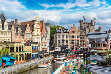 Canal in the old town in Gent © Sergii Figurnyi
