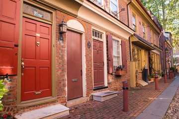 View of homes along historic Elfreth's Alley in Philadelphia, PA.  - obrazy, fototapety, plakaty