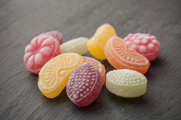 bonbons traditionnels sur ardoise