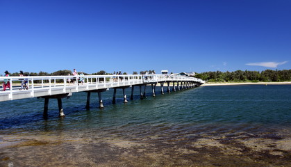 Obraz premium Lakes Entrance, Australia - December 25, 2016. People walking on the footbridge at the Lakes Entrance, Australia.