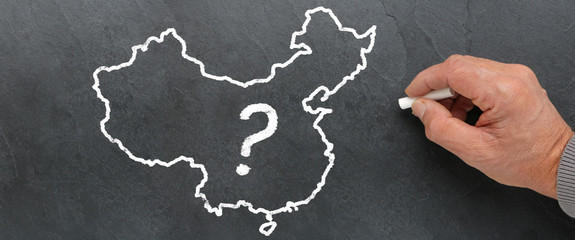 Carte de Chine avec un point d'interrogation à la craie sur tableau noir