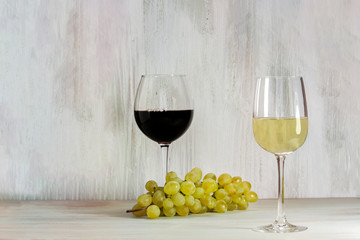 Fototapeta premium White and red wine glasses with grapes