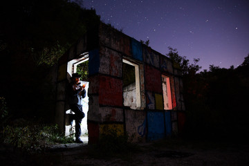 Naklejka premium Man lights a cigarette, night scene