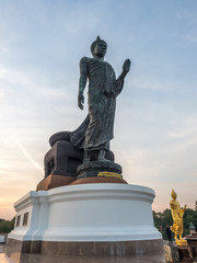 Obraz premium Grand Walking Buddha statue in Thailand