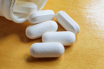 Fototapeta na wymiar Closeup of some white pills