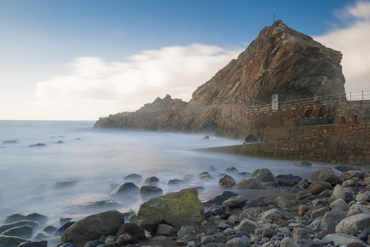 Felsen im Atlantik vor Almaciga, Teneriffa Nord, Spanien, Langzeitbelichtung