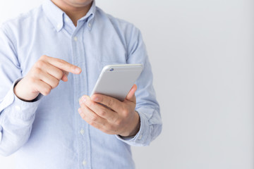 男性　スマートフォン