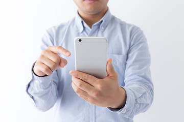 男性　スマートフォン