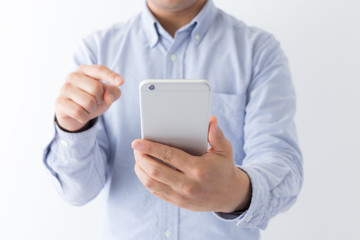 男性　スマートフォン