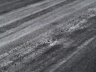 Naklejka premium 濡れた未舗装路のクローズアップ