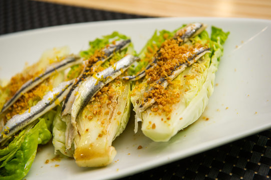 Cogollo de lechuga con boquerones y ajo