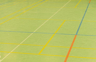 Hallenboden in einer Sporthalle mit diversen Linien