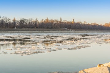 Obraz premium Winter landscape sunset on the ice of the river