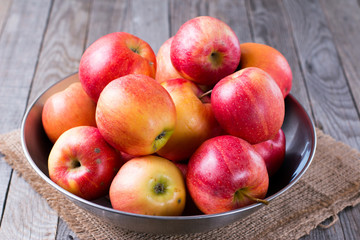 Fresh red apples in a bowl