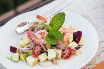 vegetable salad with shrimps and tuna