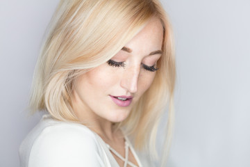 Naklejka premium Porträt einer jungen blonden Frau