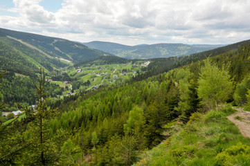 Obraz premium Blick ins Tal auf Svaty Petr nahe Spindler Mühle im Riesengebirge