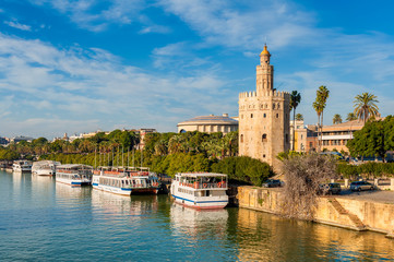 Naklejka premium Wieża ze złota wzdłuż rzeki Gwadalkiwir w Sewilli w południowej Hiszpanii