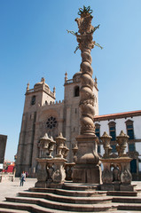 Fototapeta na wymiar Porto, 26/03/2012: la colonna ritorta della gogna, il Pelourinho, sulla terrazza di fronte al Sé do Porto, la cattedrale della città vecchia