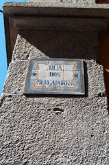 Porto, 26/03/2012: l'insegna di ceramica di Rua dos Mercadores, la via dei mercanti, strada il cui nome deriva dai commercianti medievali che vivevano nel quartiere