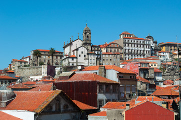 Portogallo, 26/03/2012: lo skyline di Porto, la seconda citt&agrave; pi&ugrave; grande del Paese, con vista panoramica sui tetti rossi, i palazzi e gli edifici della citt&agrave; vecchia