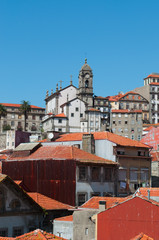 Obraz premium Portogallo, 26/03/2012: lo skyline di Porto, la seconda città più grande del Paese, con vista panoramica sui tetti rossi, i palazzi e gli edifici della città vecchia