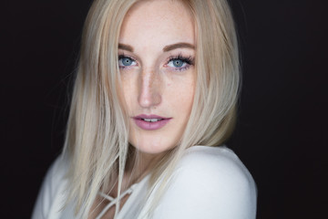 Naklejka premium Junge blonde Frau