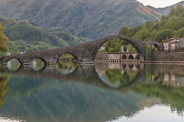 Fototapeta na wymiar Devil's Bridge, Borgo a Mozzano, Lucca, Tuscany, Italy (Ponte del diavolo o della maddalena)