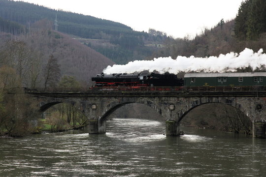 Sonderzug mit 01 150  und V215 001 zw. Altena und Werdohl auf dem &Uuml;tterlingser Viadukt  - 1
