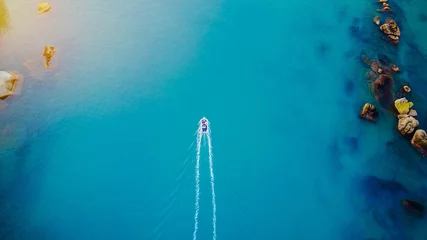 Foto op Plexiglas anti-reflex Boot aus der Luft/Schiff fährt neben Felsen © Kotarl