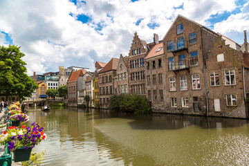 Fototapeta na wymiar Canal in the old town in Gent