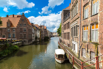 Obraz premium Canal in the old town in Gent